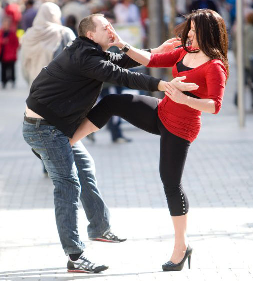 urban_lady_defends_against_male_attacker_with_front_kick