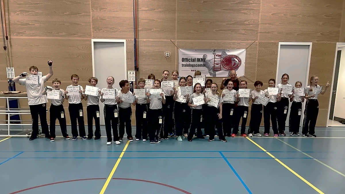 Kids van Krav Maga Leidsche Rijn staan trots met hun diploma in de gymzaal