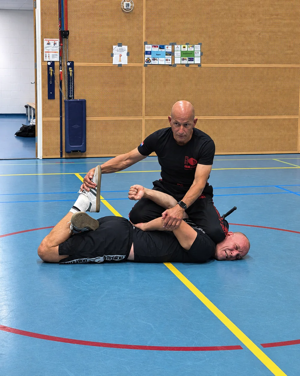 Arik doet in Gymzaal De Oase een verdediging op de grond voor