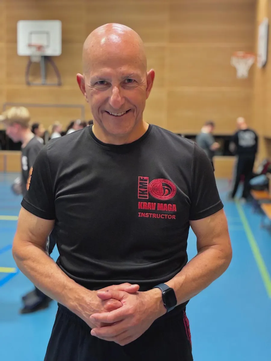 Arik Nativ, oprichter van Krav Maga Leidsche Rijn, in de gymzaal